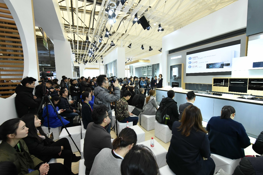 球速体育网址AWE2018：没有火也能作美味 方太磁控电磁灶革新认知(图1)